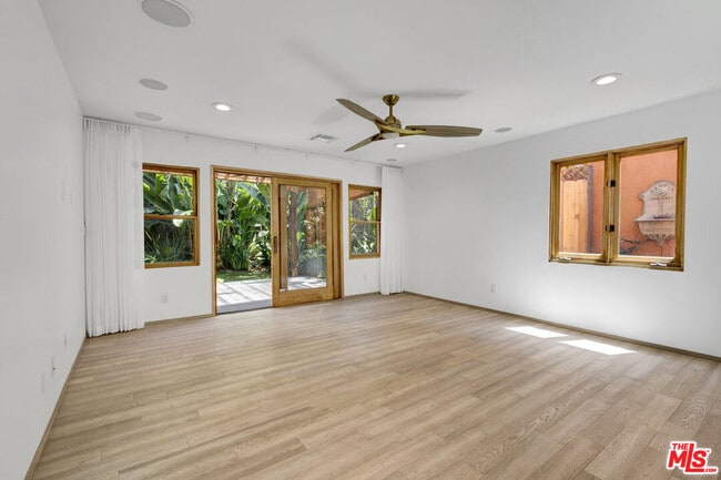 Building Photo - 1138 1\2 N Poinsettia Pl