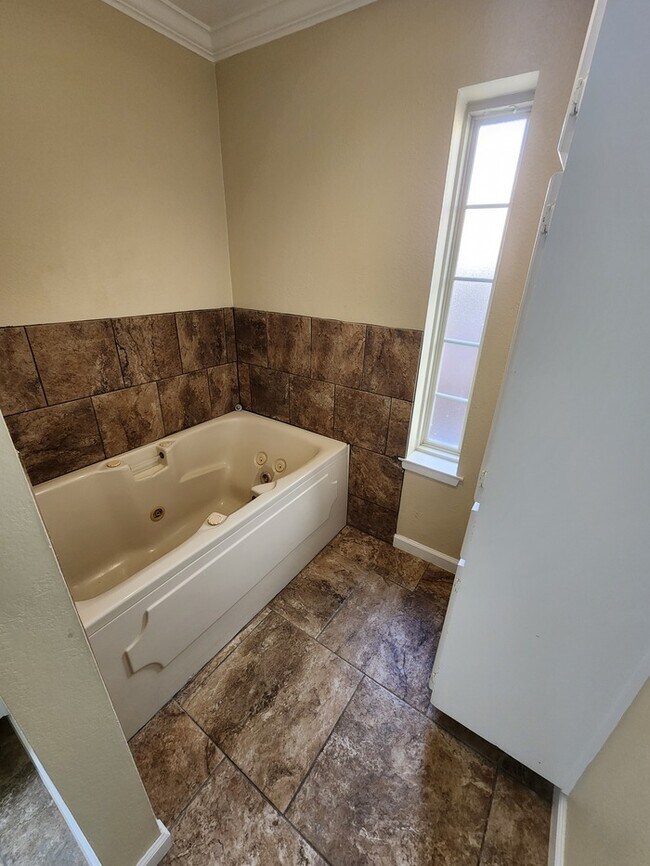 Building Photo - 4 bed 2 1/2 bath home, 2 car garage!