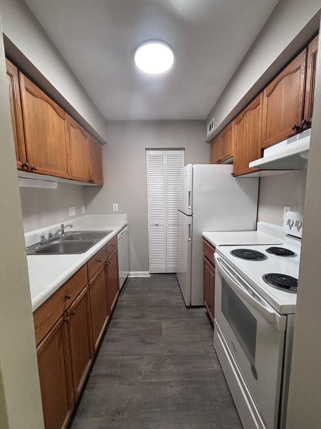 Building Photo - Great Location!