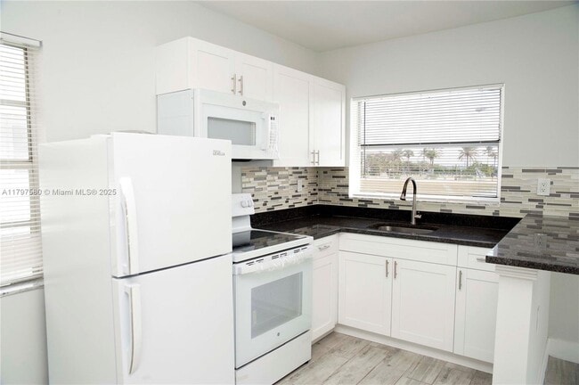 Building Photo - 4105 N Ocean Dr