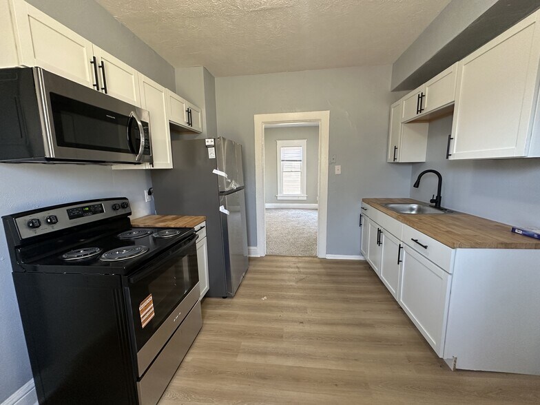 Building Photo - 1105 Queen St