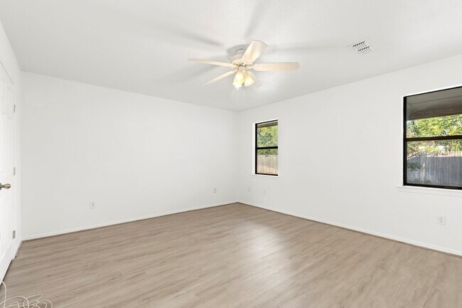 Building Photo - 1418 E Cres Dr