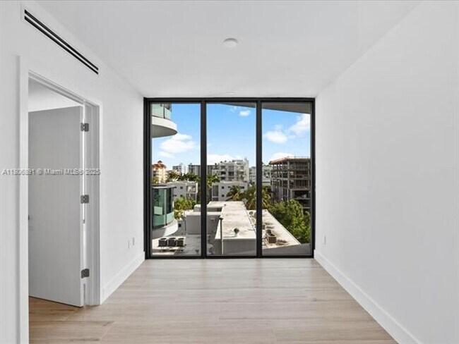 Building Photo - 9901 W Bay Harbor Dr