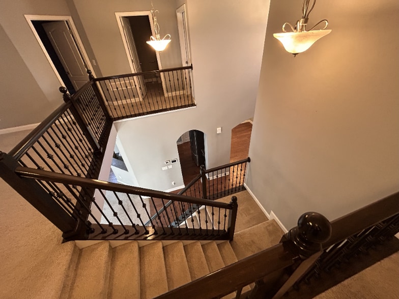 Building Photo - 427 Rockcrest Way