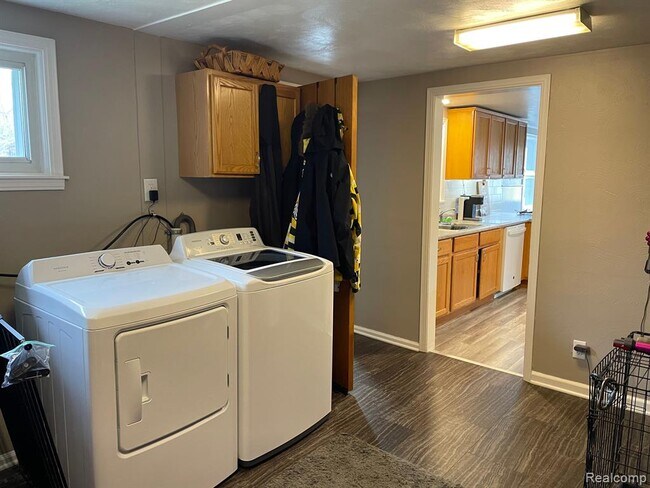 Building Photo - 2434 N Long Lake Rd