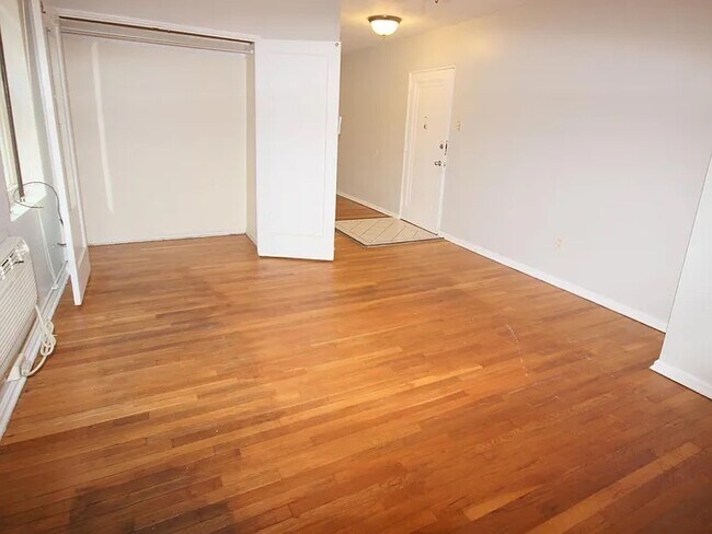 Interior Photo - LONDON TERRACE APARTMENTS -- 014