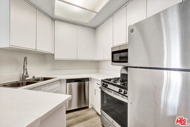 Building Photo - 10600 Wilshire Blvd