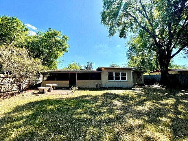 Building Photo - Cute 2/1.5 Quaint Bungalow with Single Garage in Winter Park right off Lee Road!