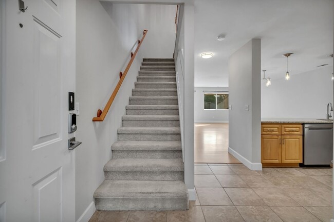 Building Photo - SILVER FIRS 3 BED 2.5 BATH TOWNHOUSE AVAILABLE NOW