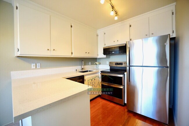 Building Photo - 575 Larkspur Plaza Dr