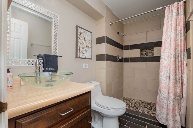 Building Photo - Inviting home with private fenced yard for pets