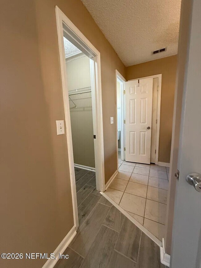 Building Photo - 913 Mackinaw Trail