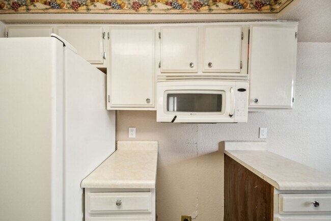 Building Photo - Cozy 2 Bedroom Condo located in the South Tulsa