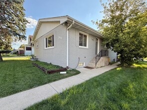 Building Photo - Awesome 2 Bed/1 Bath Duplex Unit! In-Unit ...