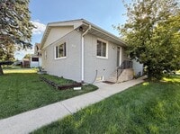 Building Photo - Awesome 2 Bed/1 Bath Duplex Unit! In-Unit ...