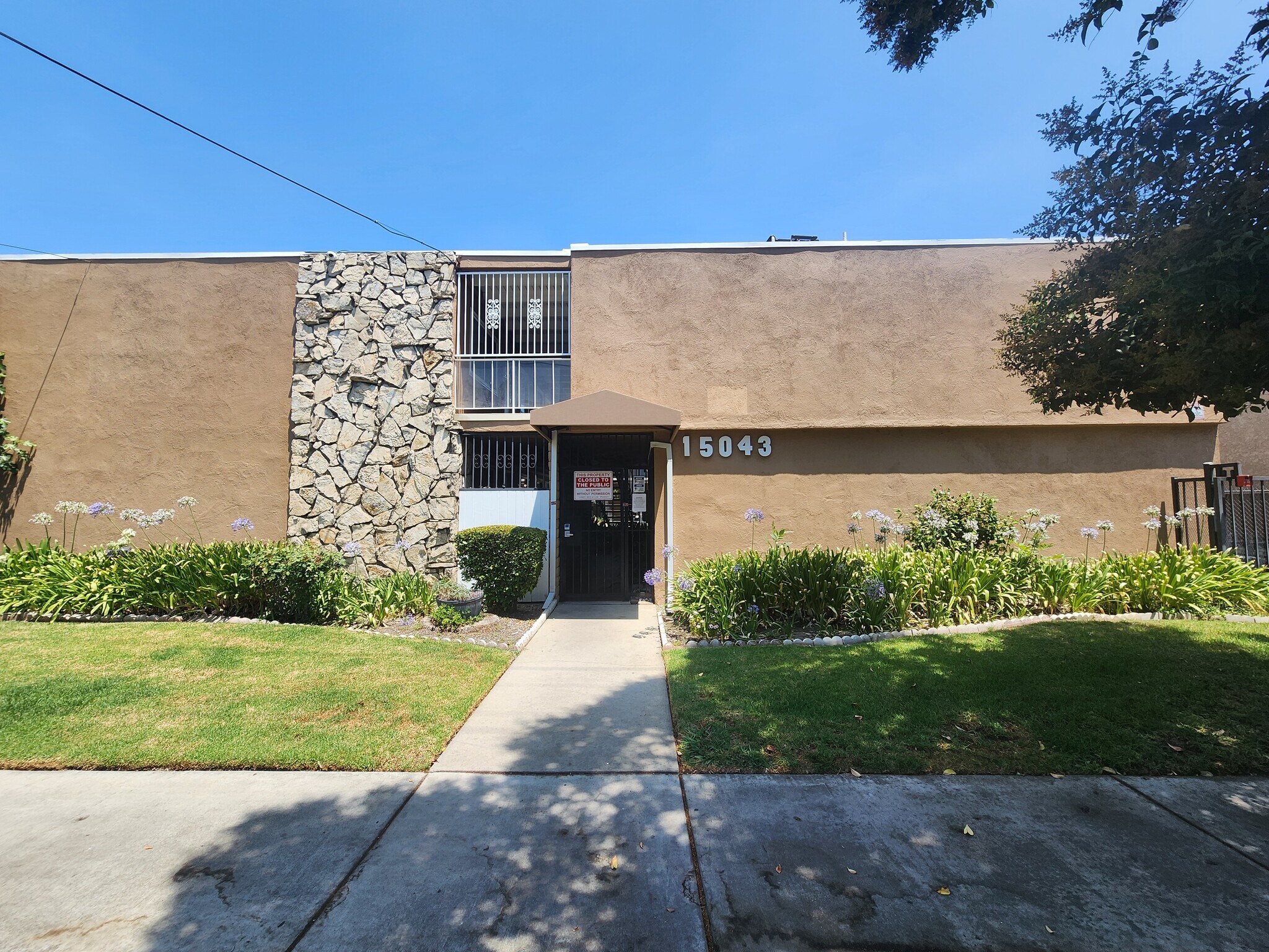 Building Photo - 15043 Victory Blvd