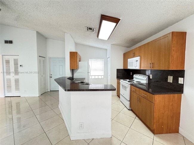 Building Photo - 9999 Summerbreeze Dr