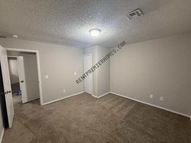 Building Photo - 1110 W Birmingham Pl