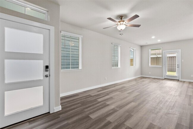 Building Photo - 594 Avisa Dr