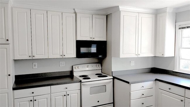 Building Photo - 3022 Templewood Dr NE