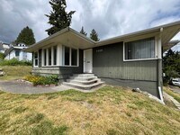 Building Photo - Bremerton Duplex