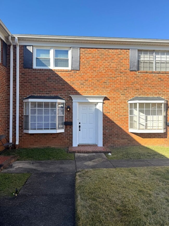 Building Photo - 2 Bedroom End Unit with New Flooring, Appliances & Fresh Paint!