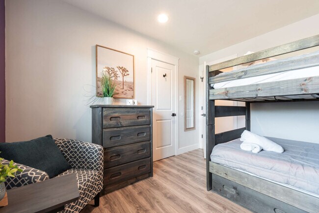 Building Photo - 4917 E Granada Rd