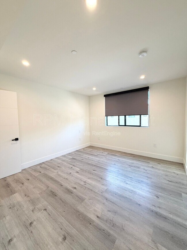 Building Photo - 5923 Laurel Canyon Blvd