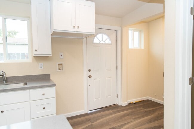 Building Photo - Recently Remolded Unit  2 bed/1 bath in South Salinas