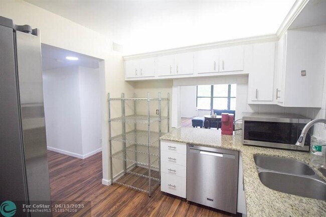 Building Photo - 2316 S Cypress Bend Dr