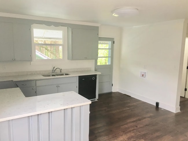 Building Photo - Beautiful 2 Bedroom 1 Bathroom Home with S...
