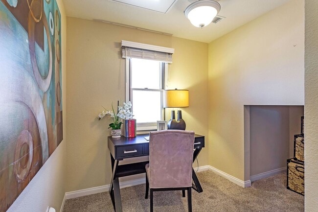 Building Photo - Gorgeous Spacious TownHome in Downtown Mou...