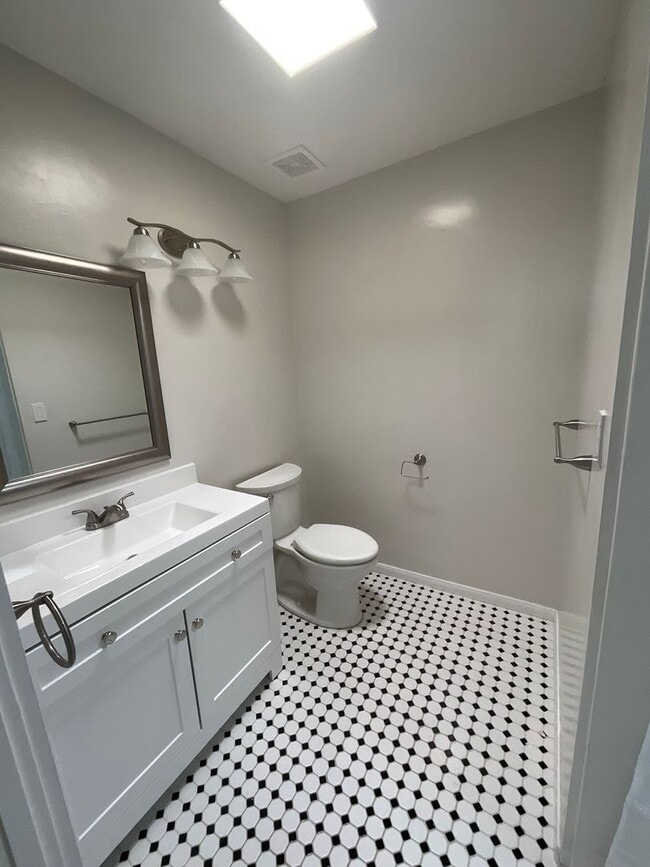 Building Photo - 42415 Rancho Las Palmas Dr