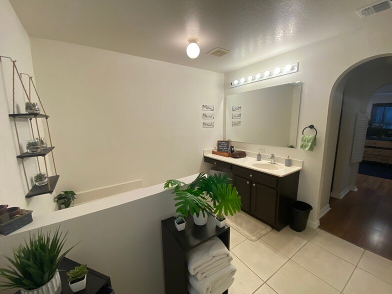 Building Photo - 4600 Tarrega St