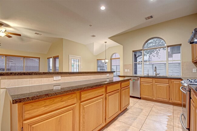 Building Photo - 4611 Summer Lakes