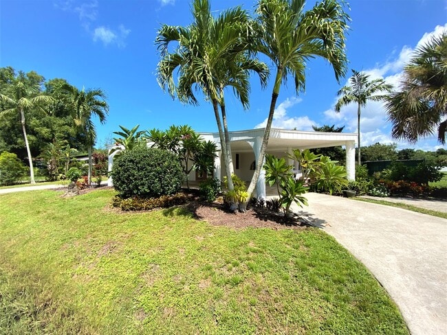 Building Photo - ** SOUTH NAPLES ** 4 BED / 3.5 BATH - POOL HOME - NO HOA! - PET OK - ANNUAL RENTAL