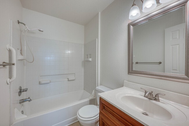 Building Photo - 1511 N Claremont Cir