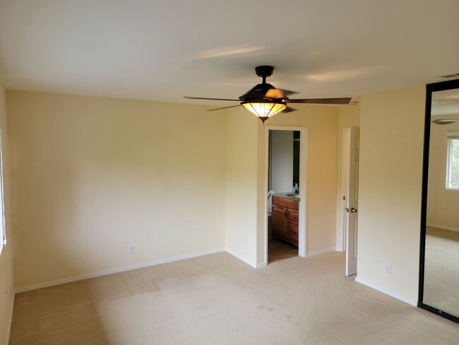 Building Photo - SPACIOUS 3BR/2.5 TOWNHOME STYLE UNIT locat...