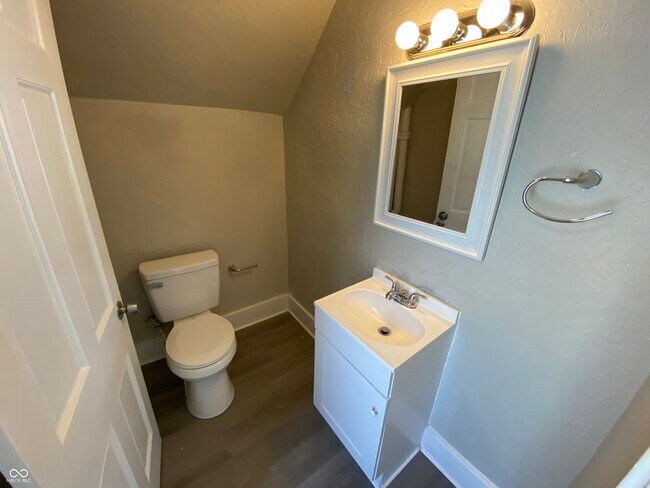 Building Photo - 510 W 5th St