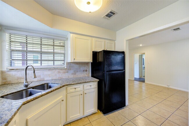 Building Photo - 9811 Shadydale Ln