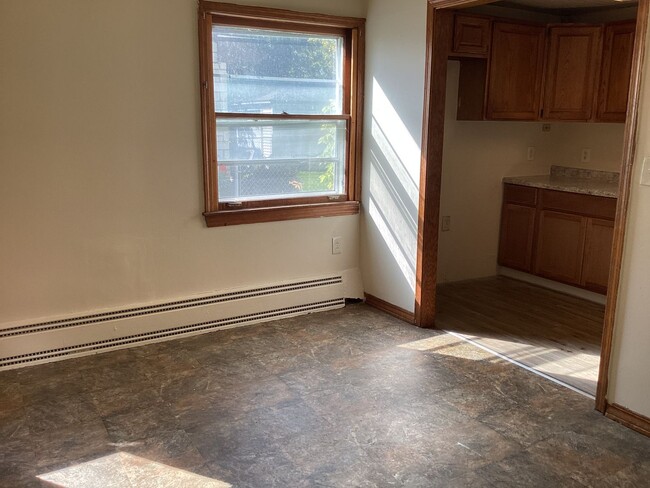 Building Photo - 5 Bedroom Single Family Home w/ Garage