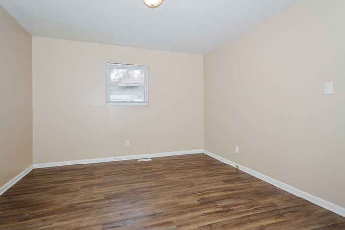 Building Photo - 10311 Baribeau Ln