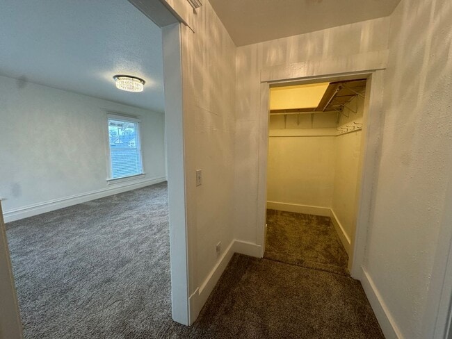 Building Photo - Charming 4 bedroom home