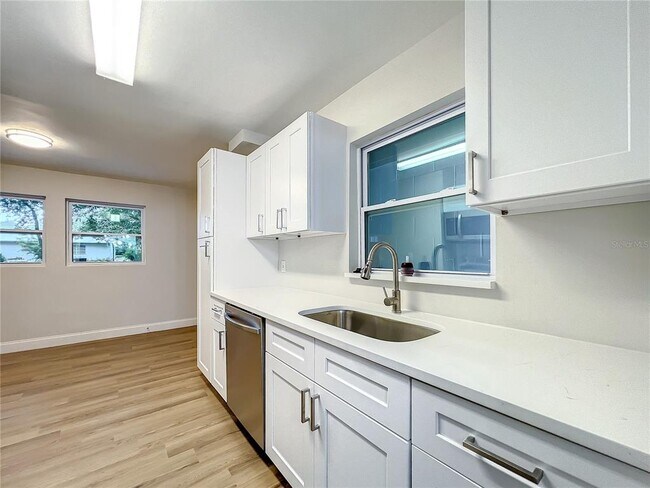Building Photo - 629 NE 26th Ave