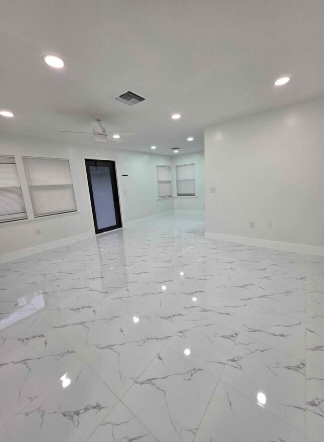 Building Photo - 4776 Carver St