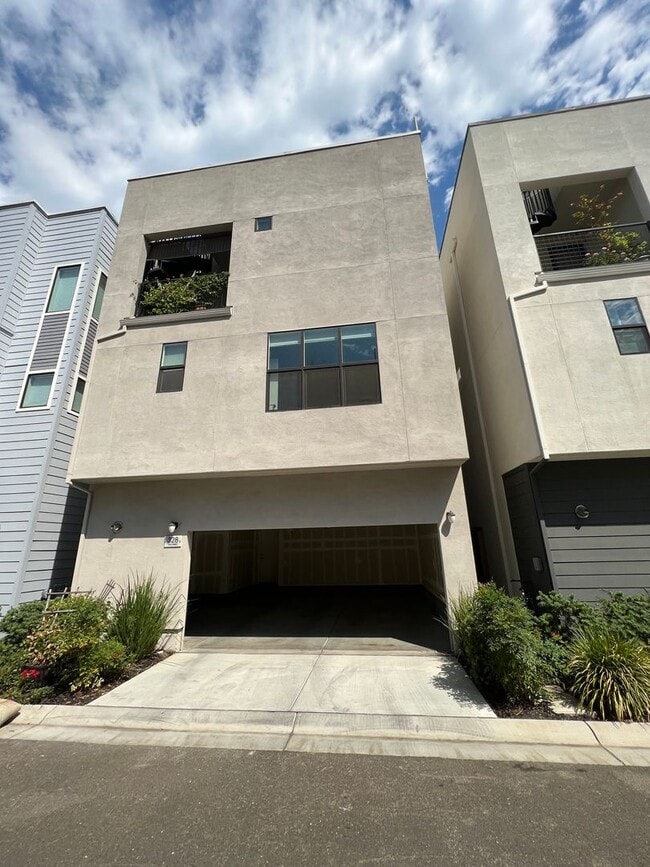 Building Photo - 2 bedroom | 2.5 bathrooms | Home in Alkali...