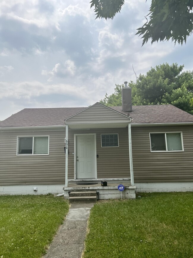 Primary Photo - 606 S Spencer Ave