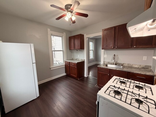 Building Photo - Modern Spacious 2+ Bedroom Lower Unit