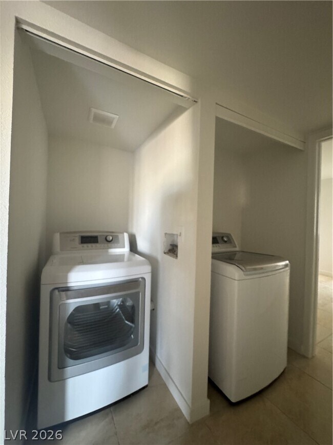 Building Photo - 4320 Sanderling Cir