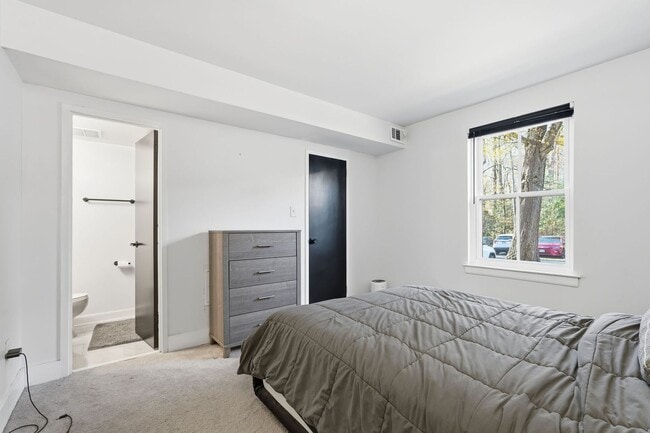 Building Photo - Beautifully Renovated 2-Bedroom Condo in the Heart of Reston!